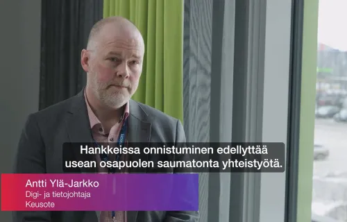 Videolla Keusoten digi- ja tietojohtaja Antti Ylä-Jarkko kertoo, kuinka IT-uudistus on Keusotessa sujunut ja kuinka uudet tietojärjestelmät saadaan palvelemaan sekä sote-ammattilaisia että asiakkaita.