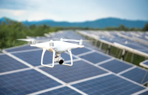 Drone fliegt über eine Photovoltaikanlage
