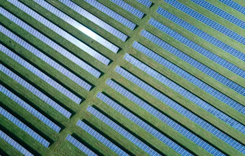 vue aérienne d'une ferme solaire dans un champ vert