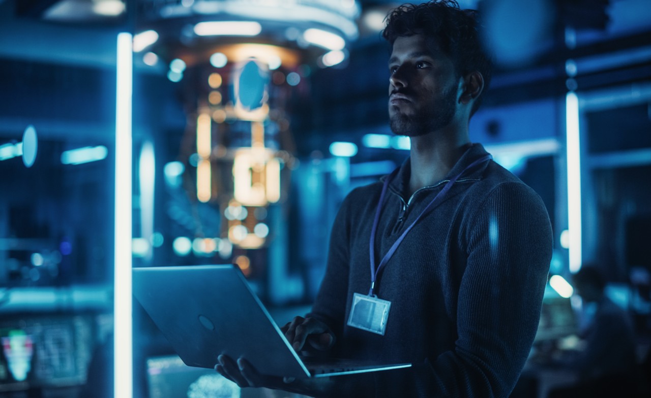 Techniker in einem Labor vor einem Quantencomputer