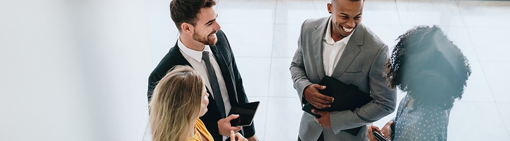 4 personnes discutant debout 4 personnes discutant debout