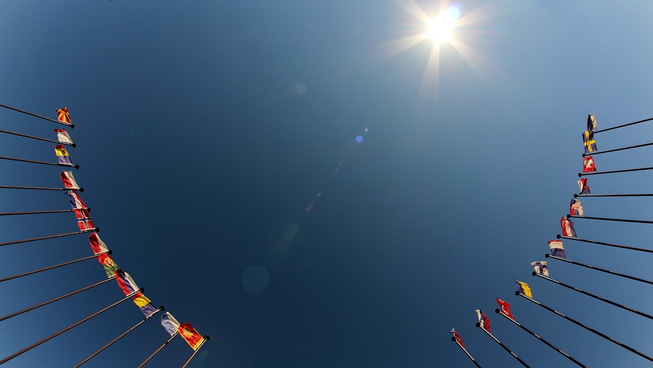 Internasjonale flagg mot blå himmel, symbol på global tilstedeværelse. Internasjonale flagg mot blå himmel, symbol på global tilstedeværelse.