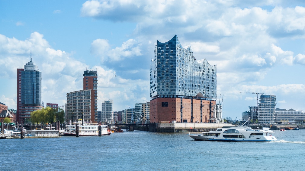 Hamburg, Elbphilharmonie und weitere moderne Bauten mit Hafenrundfahrt