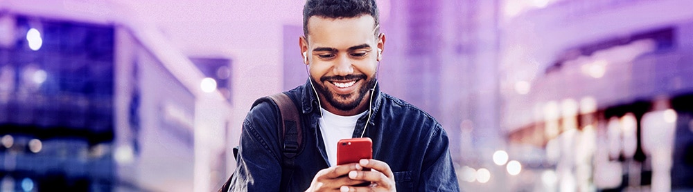 Toimivampaa henkilöstöhallintoa ja HR-ratkaisuja Kuvituskuva: Työntekijä käyttää hr-ohjelmistoa mobiilissa