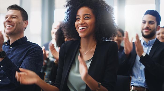 Groupe de professionnels diversifiés applaudissant et souriant Groupe de professionnels diversifiés applaudissant et souriant