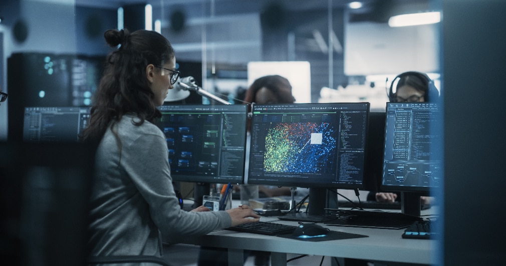 Ecrans avec tableaux de bord pour analyse de données