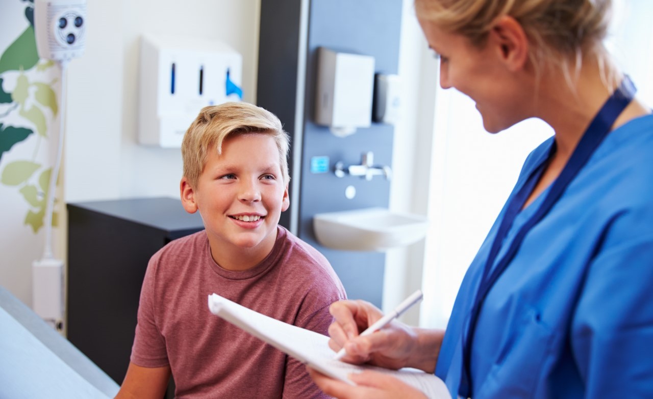 Boy and doctor have consultation in hospital room hero banner Kuvituskuva: Poika ja lääkäri sairaalahuoneessa