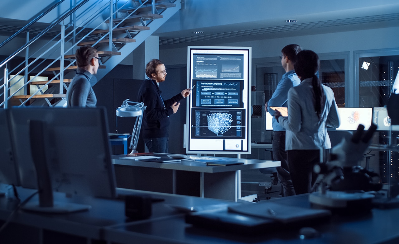 Entwicklungsteam bespricht Softwarearchitektur und Systemdesign an einem digitalen Whiteboard – Symbol für strukturiertes Reengineering und Wissenstransfer.