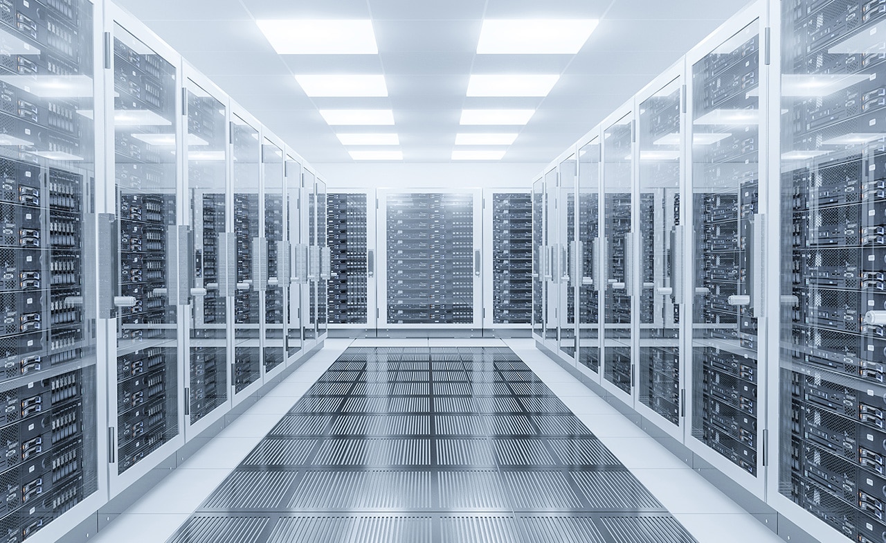 Moderne datasenter med rekker av servere og glassdører.