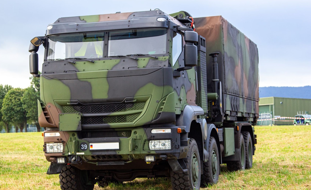 bundeswehr-lkw-defence-hero Ein Bundeswehrfahrzeug steht auf einer Wiese