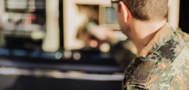 bundeswehr-soldat-it-system Soldat in Bundeswehr Uniform bedient verlegefähige IT