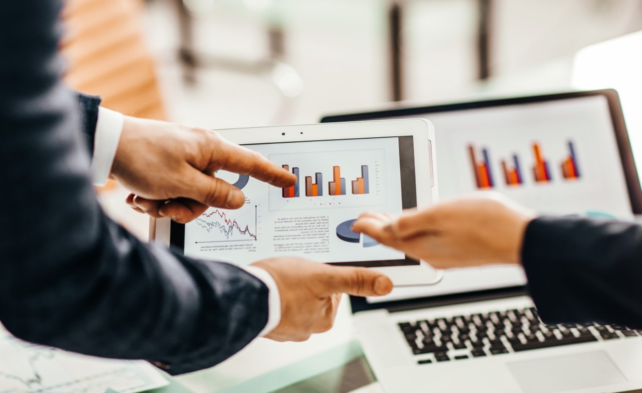 Analyse von Leistungskennzahlen auf einem Bildschirm als Symbol für stabile IT-Systeme, Transparenz und messbare Ergebnisse einer cloudbasierten IT-Transformation.