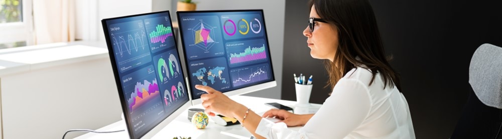Business analyst woman working on her computer