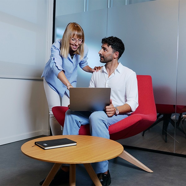Kuvituskuva: CGI consultant advising a team member on a task