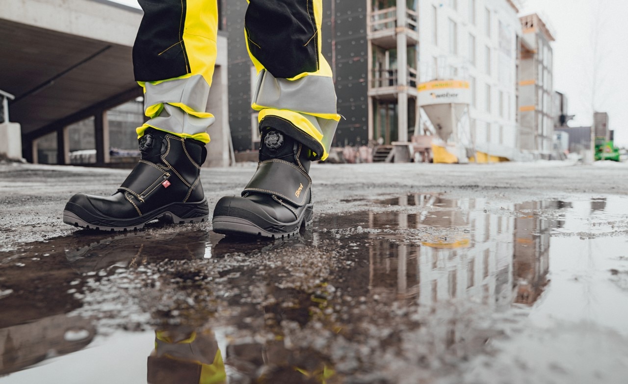 Kuvituskuva: Sievin työkengät rakennustyömaalla