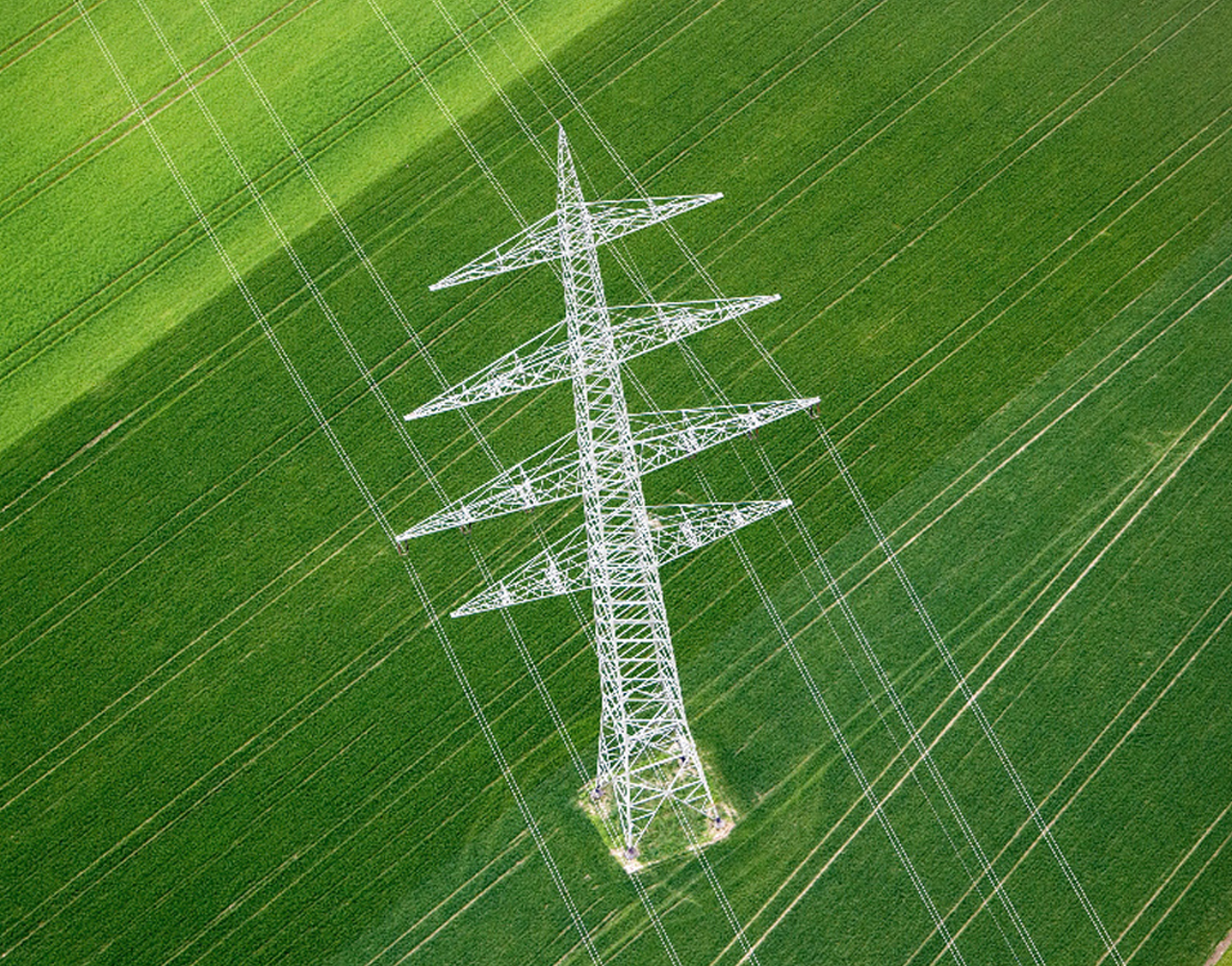 Viele Strommasten in einem Feld