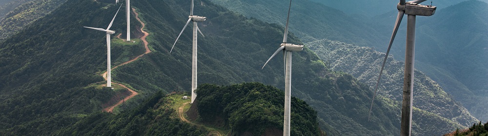 Windkrafträder auf einer Bergkuppe