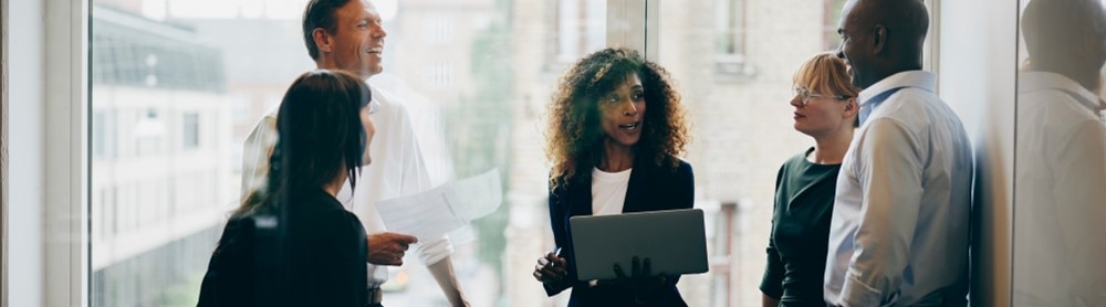 Collègues qui discutent d'affaires Collègues qui discutent d'affaires