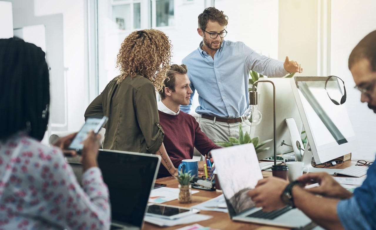 Asiantuntijoita keskustelemassa AI-avusteisesta sovelluskehityksestä