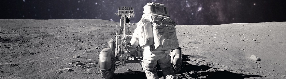 En astronaut som går på månen sammen med en satelitt