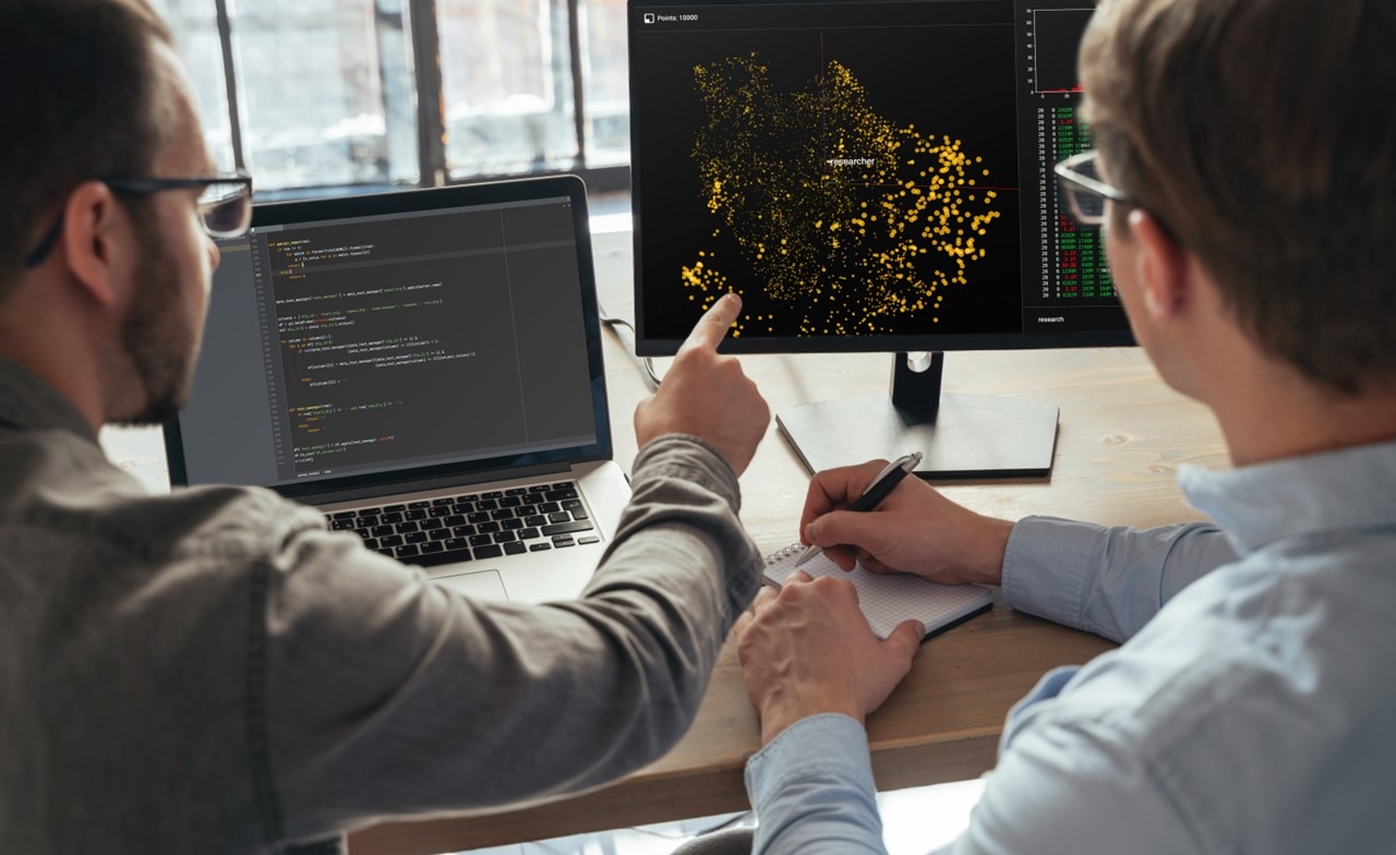 Professionnel utilisant un ordinateur portable pour analyse de donnees et solutions data