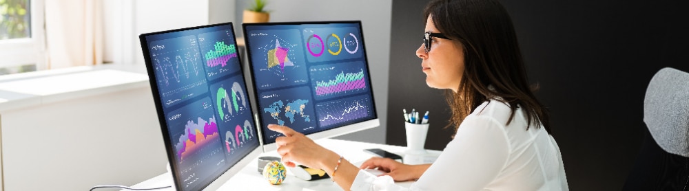 La femme analyste examine les données des indicateurs de performance