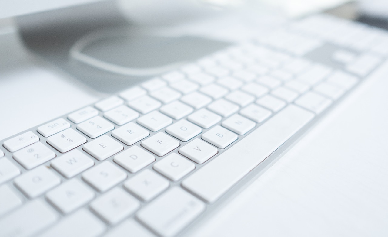 Kvinne peker på dataskjermer med grafer og visualiseringer.