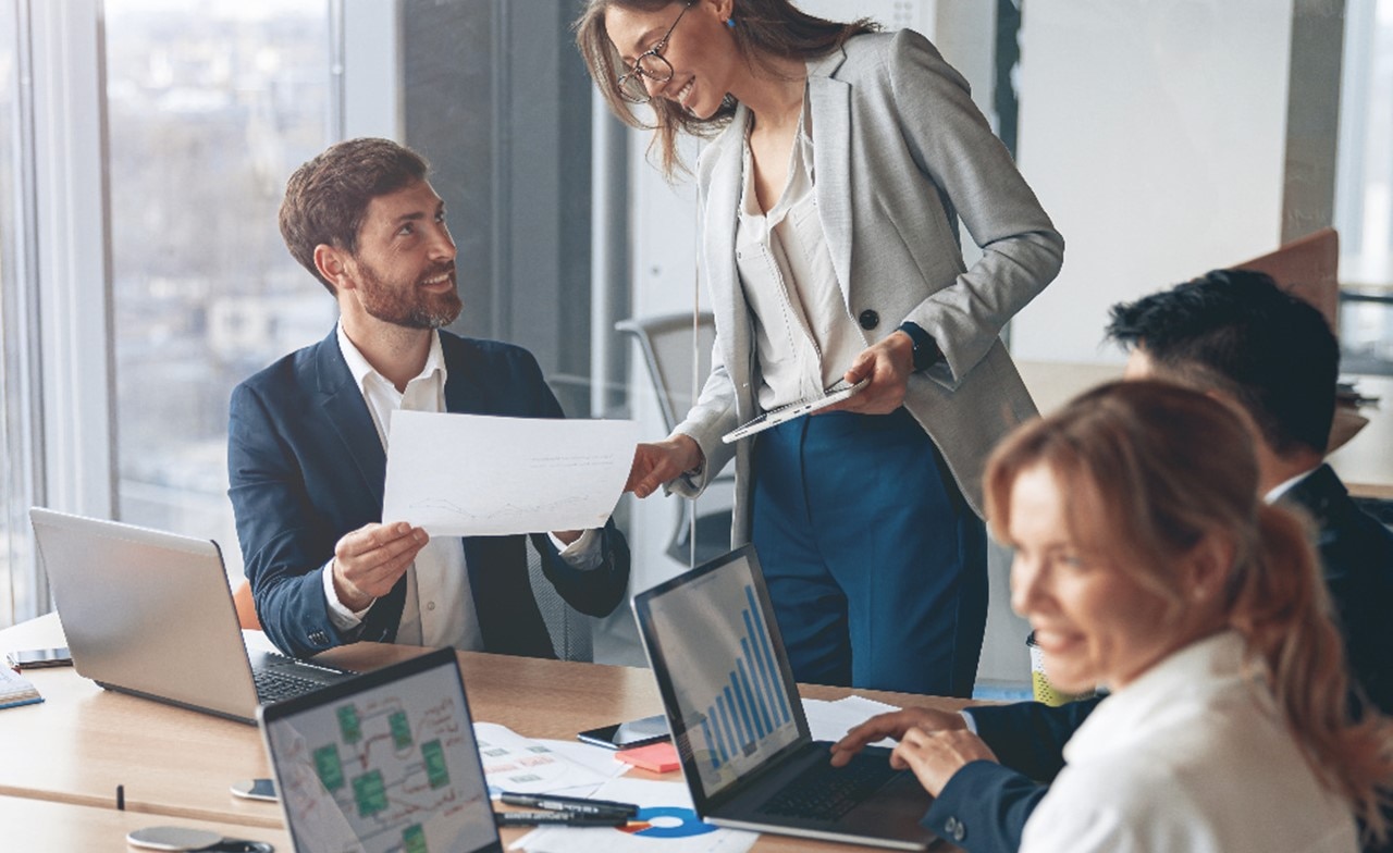 Des personnes travaillant sur de la documentation