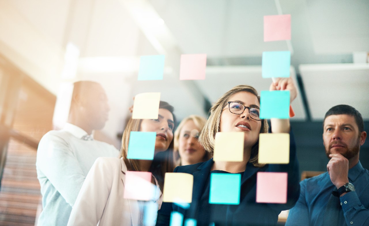 Digital transformation consultant stick sticky note to kanban board