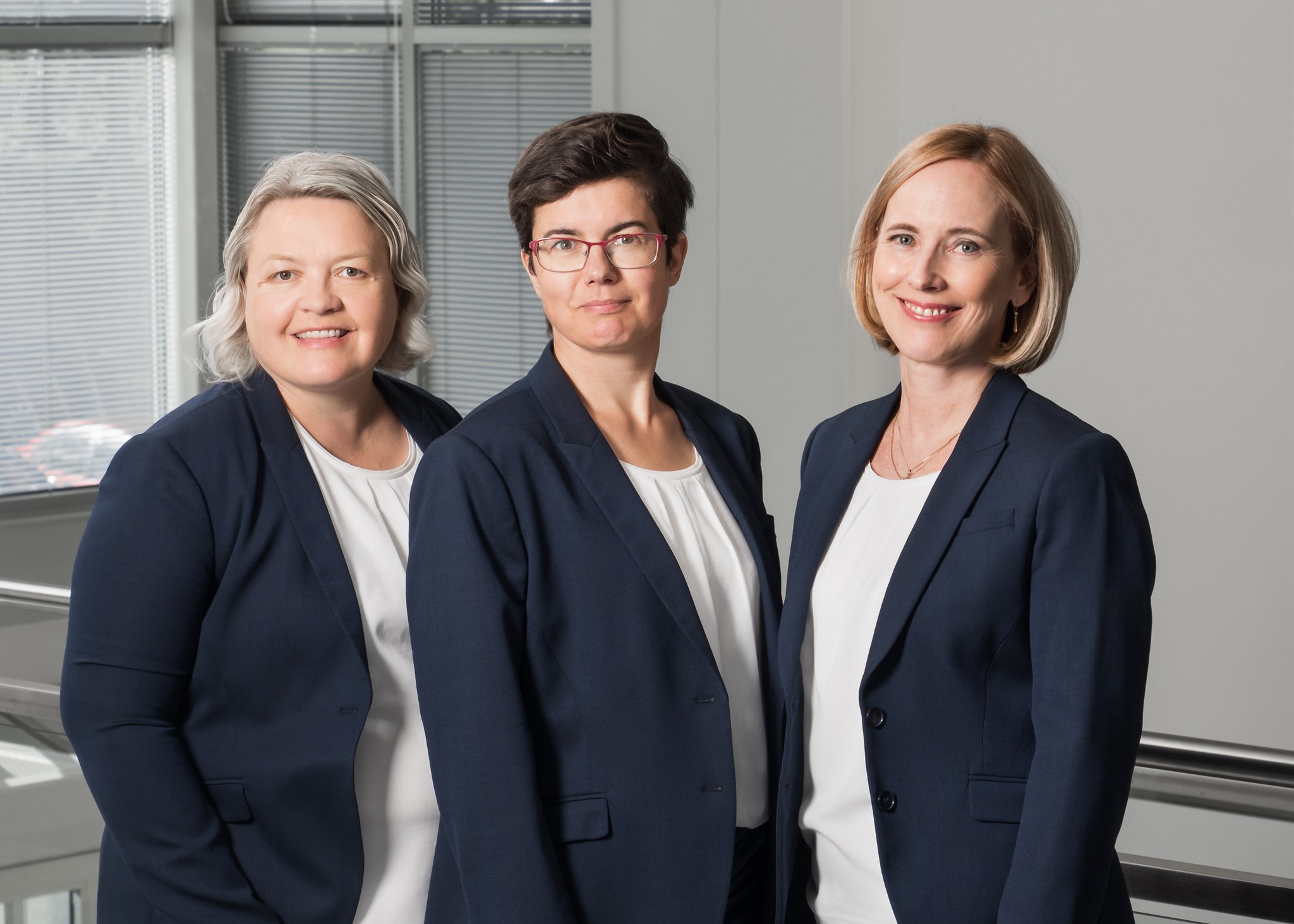 Kuva: Tasowheelin taloushallinnon tiimin esihenkilö Kirsi Ahonen (oikealla) sekä tiimiläiset Susanna Keski-Patola (vasemmalla) ja Anette Rantanen (keskellä).