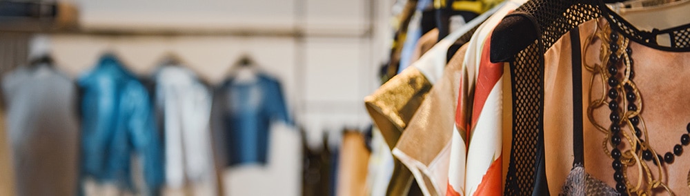 Kuvituskuva: Vaatteita henkarissa myymälässä