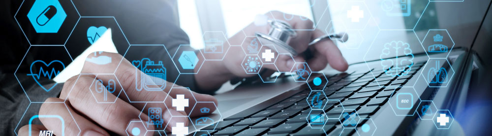 Mains utilisant un clavier d’ordinateur avec des icônes numériques en surimpression Mains utilisant un clavier d’ordinateur avec des icônes numériques en surimpression