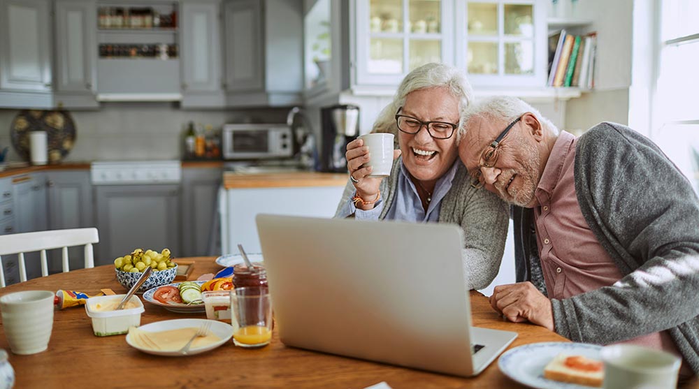 Vanhukset käyttävät tietokonetta