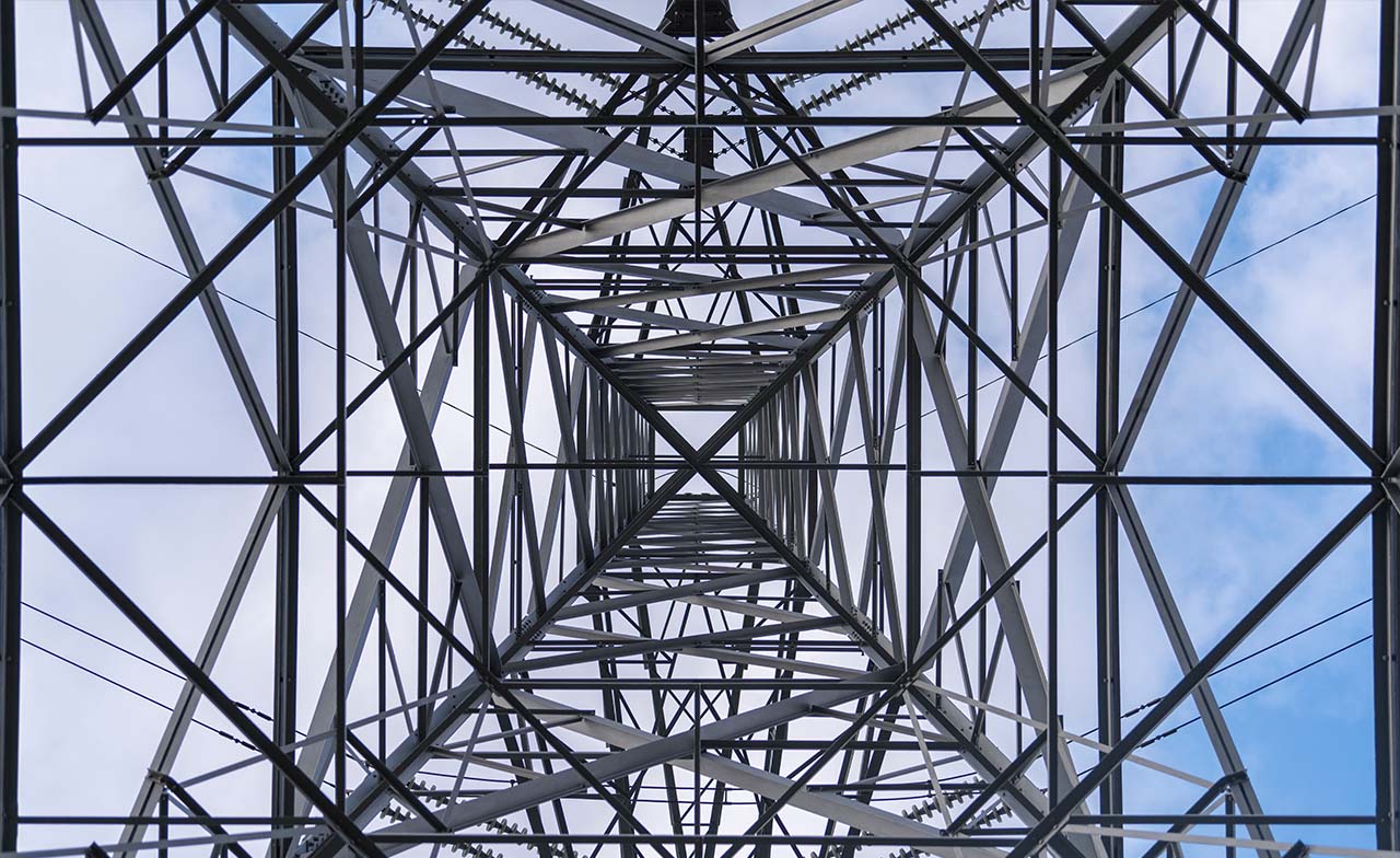 Blikk opp gjennom stålkonstruksjon på høyspentmast mot himmel. Blikk opp gjennom stålkonstruksjon på høyspentmast mot himmel.