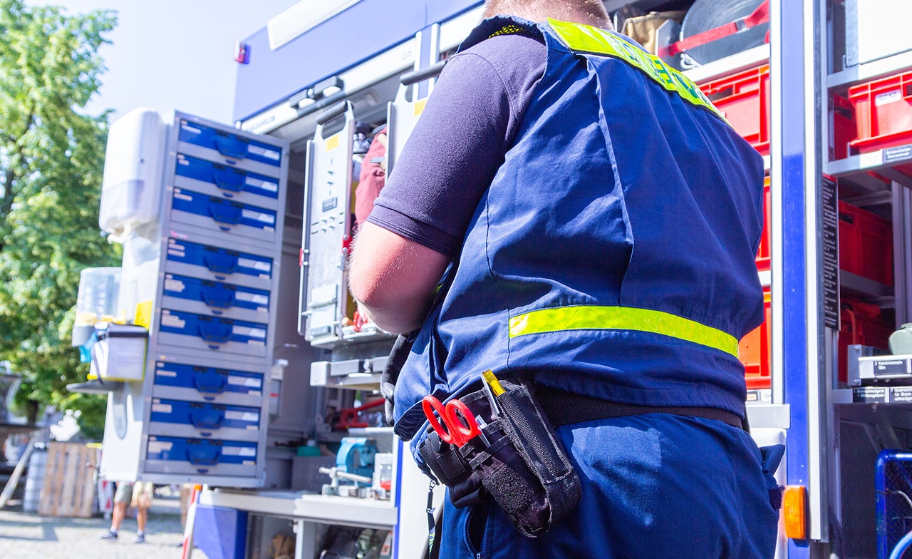 Techniker arbeitet an elektrischen Anlagen in einem Servicefahrzeug