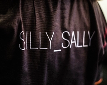 Tröja där användarnamnet Silly_Sally står på ryggen