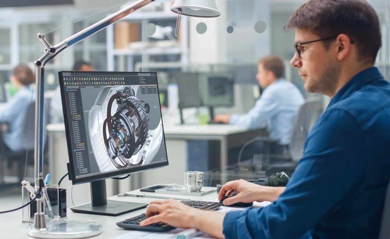 Ingenieur arbeitet mit CAD-Software an der prototypischen Entwicklung von Augmented Reality Anwendungen im Automotive-Bereich zur Umsetzung von AR im Fahrzeugkontext