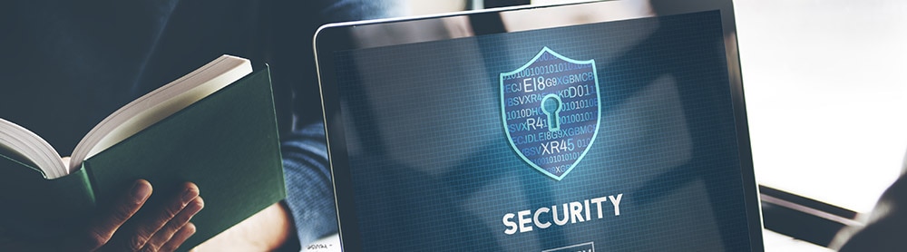 Kuvituskuva: tietoturvakonsultti työssään