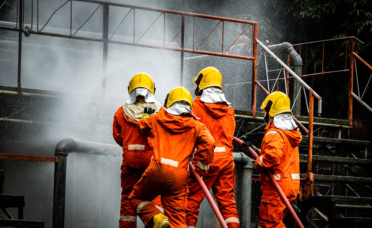 Feuerwehrleute beim Löschen