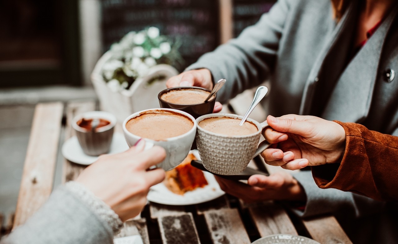 Group_of_friends_drinking_coffee_at retail_conneXion