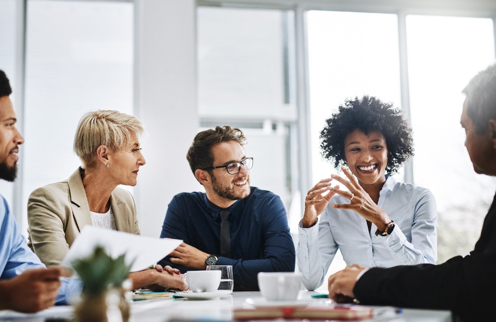 Grupo de profesionales en una reunión 