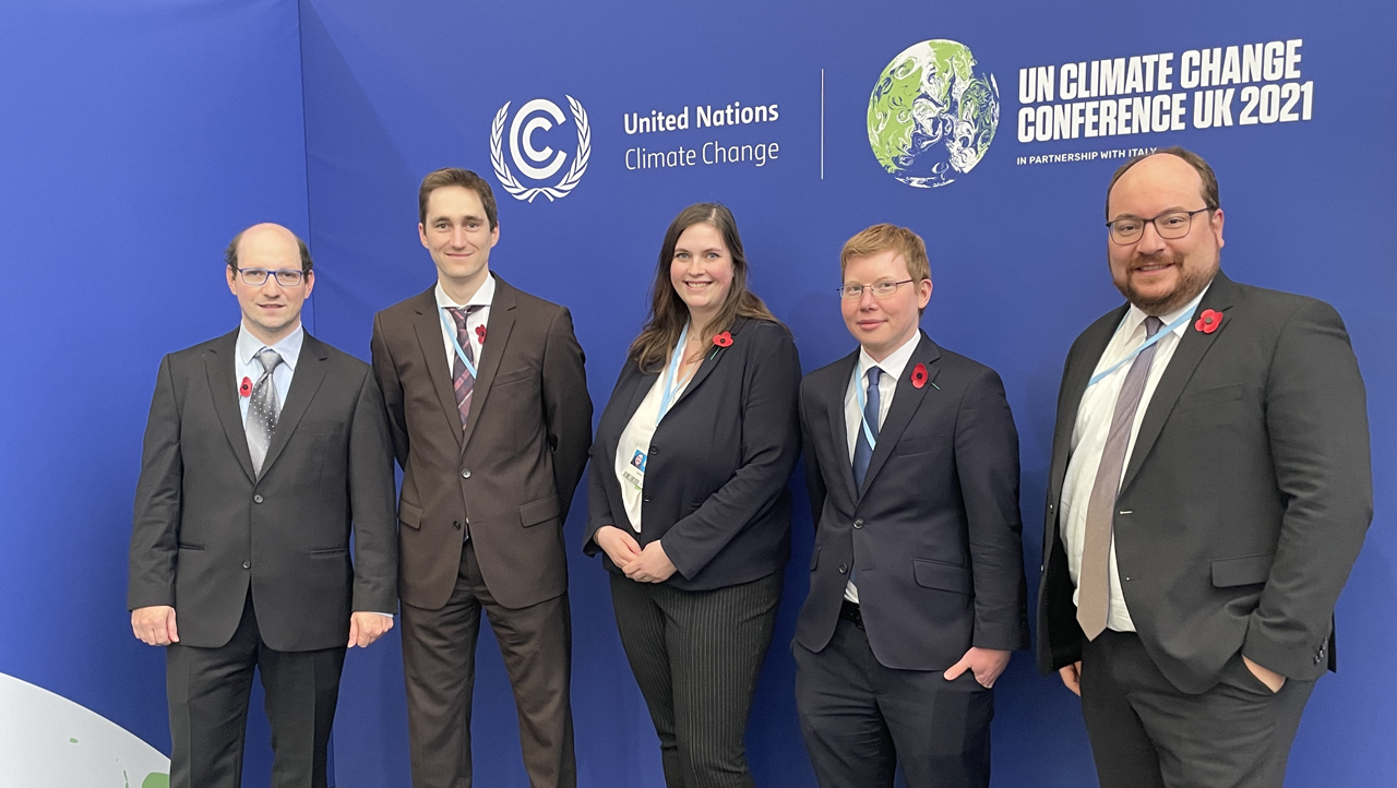 Celine Losen (Mitte) bei der UN-Klimakonferenz in Glasgow