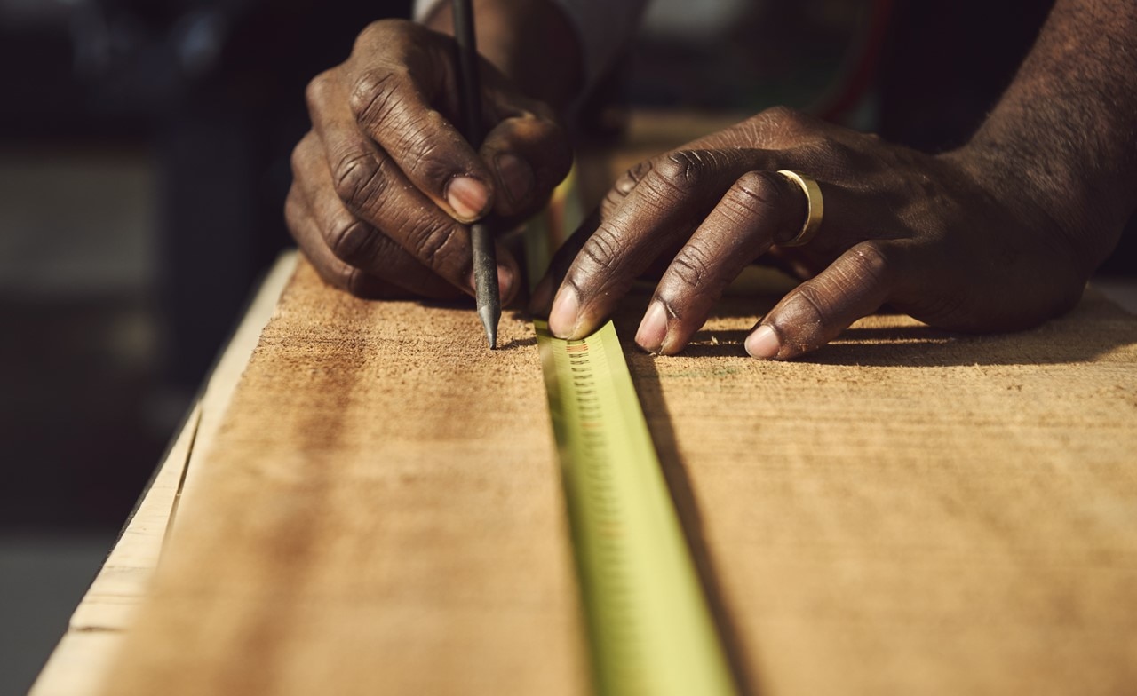 Main d'une personne travaillant le bois