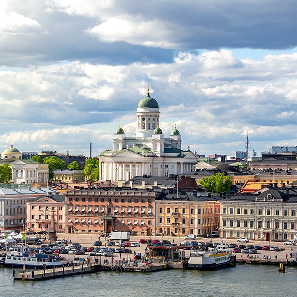 Kuvituskuva: Helsingin Tuomiokirkko ja Kauppatori