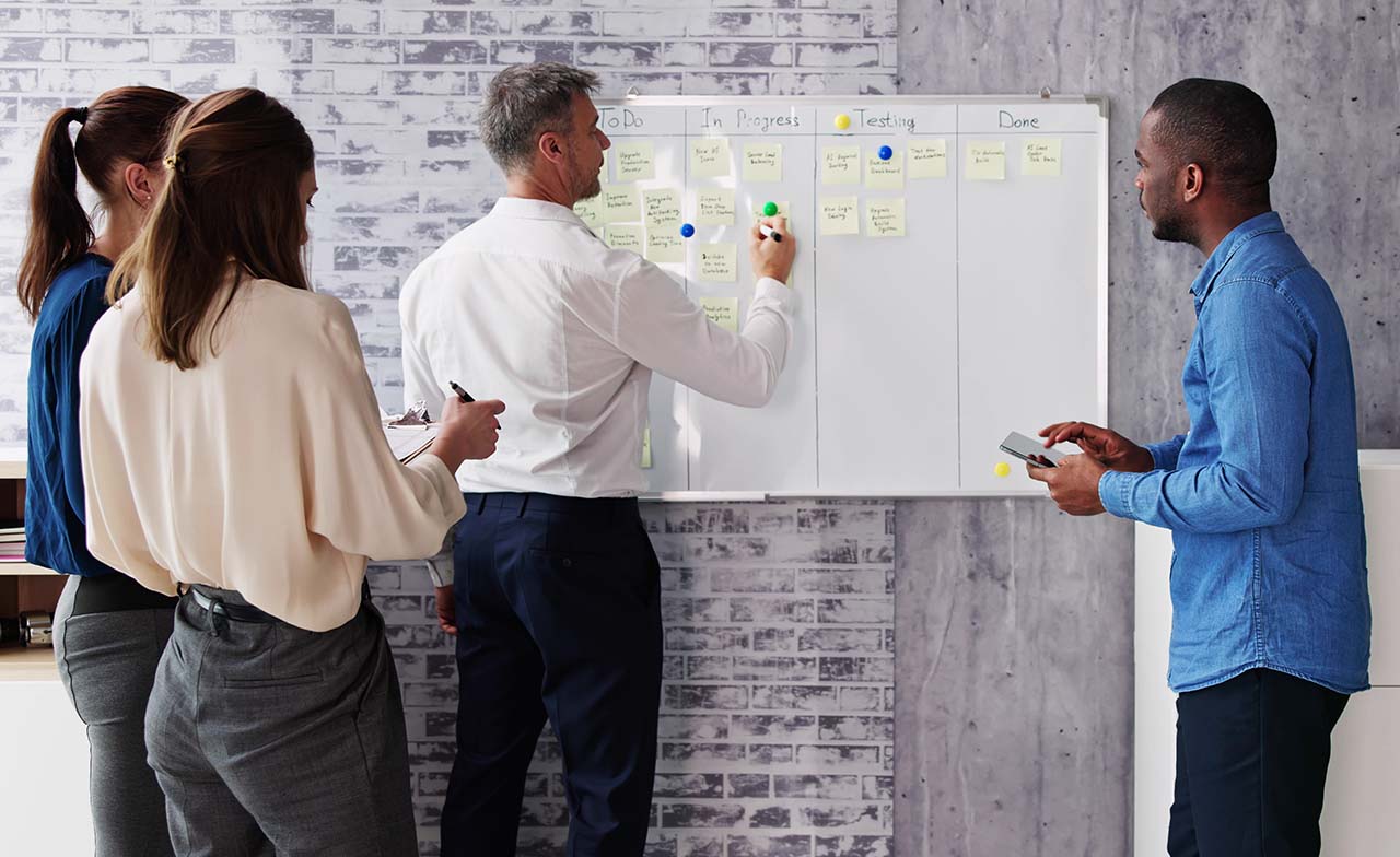 Agiles Arbeiten an einem Whiteboard Agiles Arbeiten an einem Whiteboard