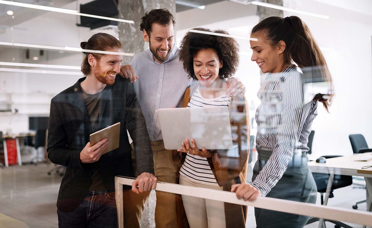 Mitarbeitende arbeiten gemeinsam an einem Tablet und diskutieren Ergebnisse im Kontext von Mensch und KI in der modernen Arbeitswelt Mitarbeitende arbeiten gemeinsam an einem Tablet und diskutieren Ergebnisse im Kontext von Mensch und KI in der modernen Arbeitswelt