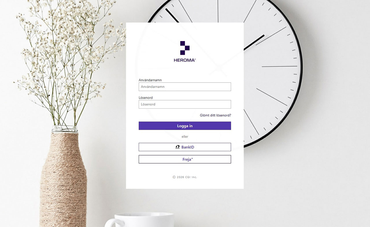 Inloggningsruta för ett digitalt system visas centrerat framför en bakgrund med en stor väggklocka och en vas med torkade blommor. Inloggningsfält för användarnamn och lösenord syns, tillsammans med knappar för "Logga in" och "Glömt lösenord".