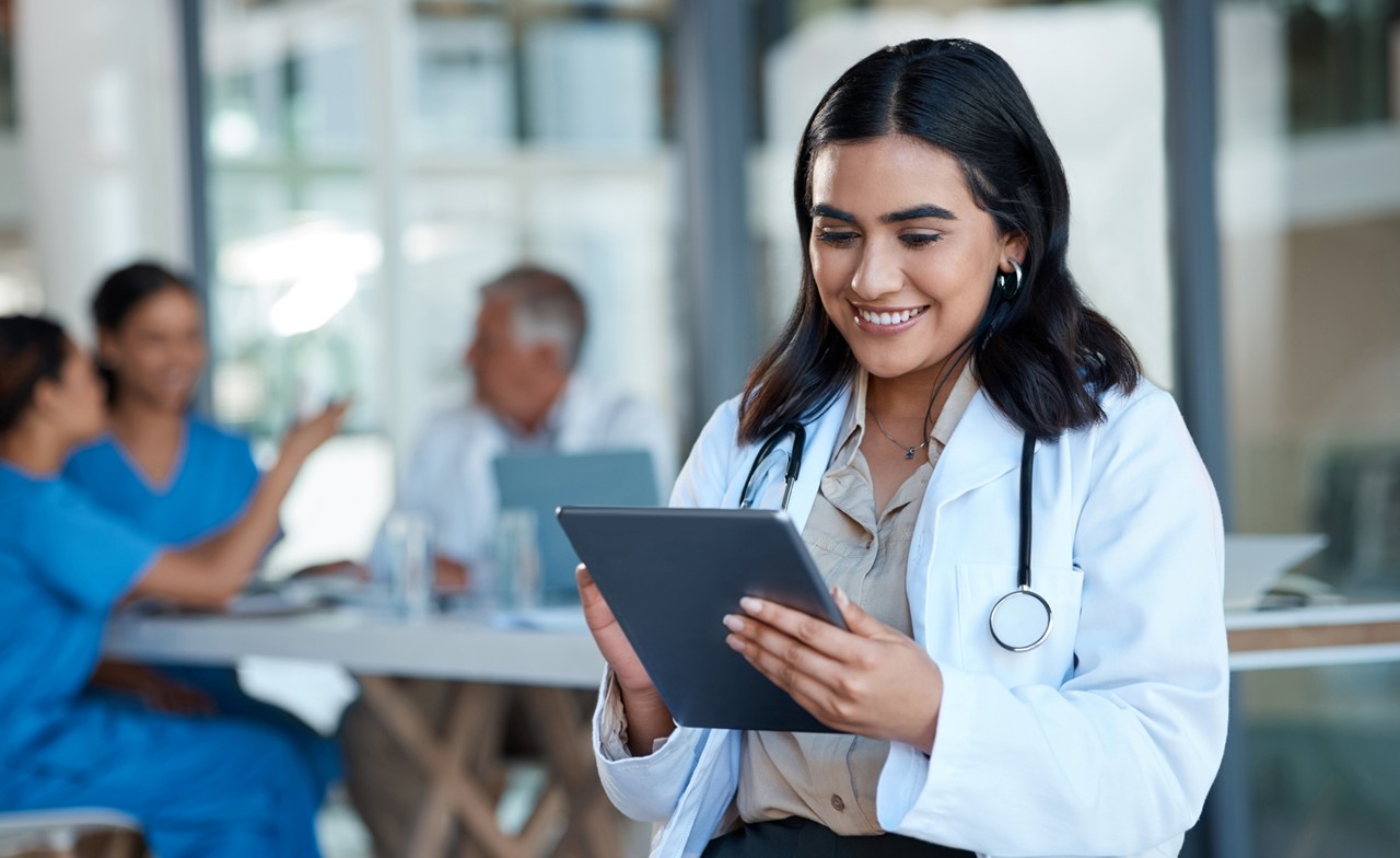 Krankenhaus, indische Ärztin mit einem Tablet für medizinische Analysen, Forschung und Berichterstattung