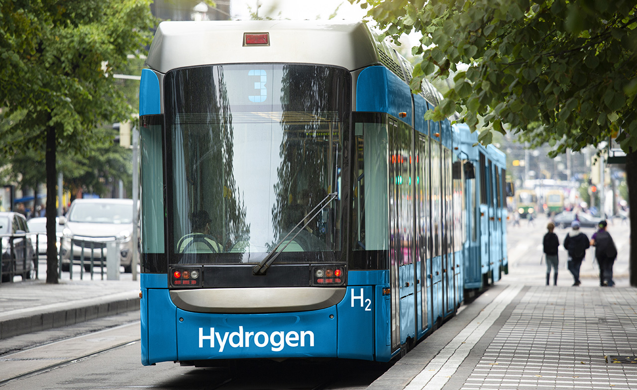 Wasserstoff-Straßenbahn mit Aufschrift H2