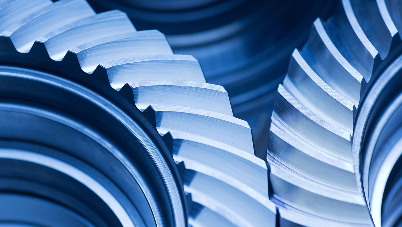 Nærbilde av blå tannhjul i metall. Nærbilde av blå tannhjul i metall.